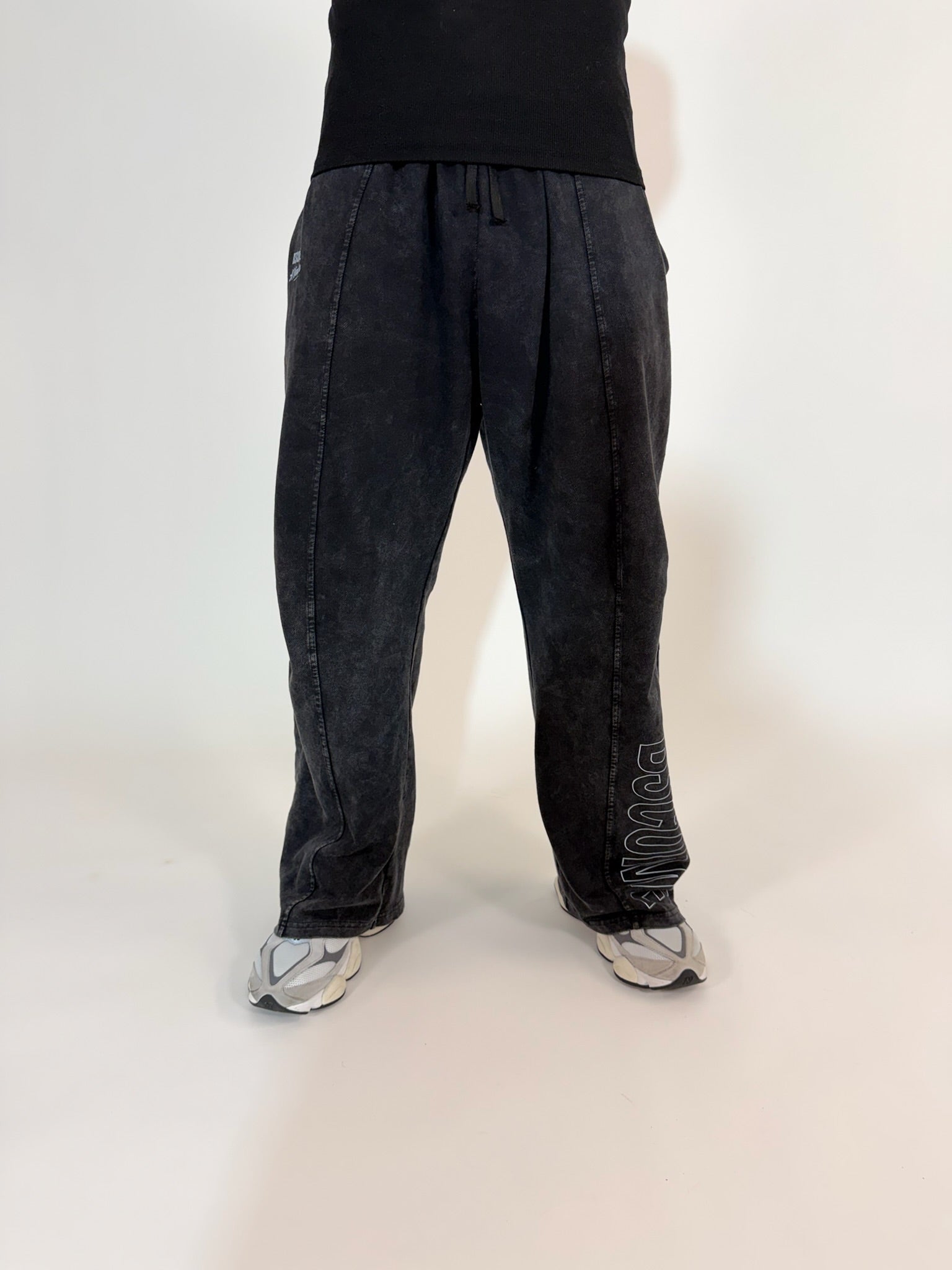 Pantalón Deportivo Hombre B3COME – Negro Washed