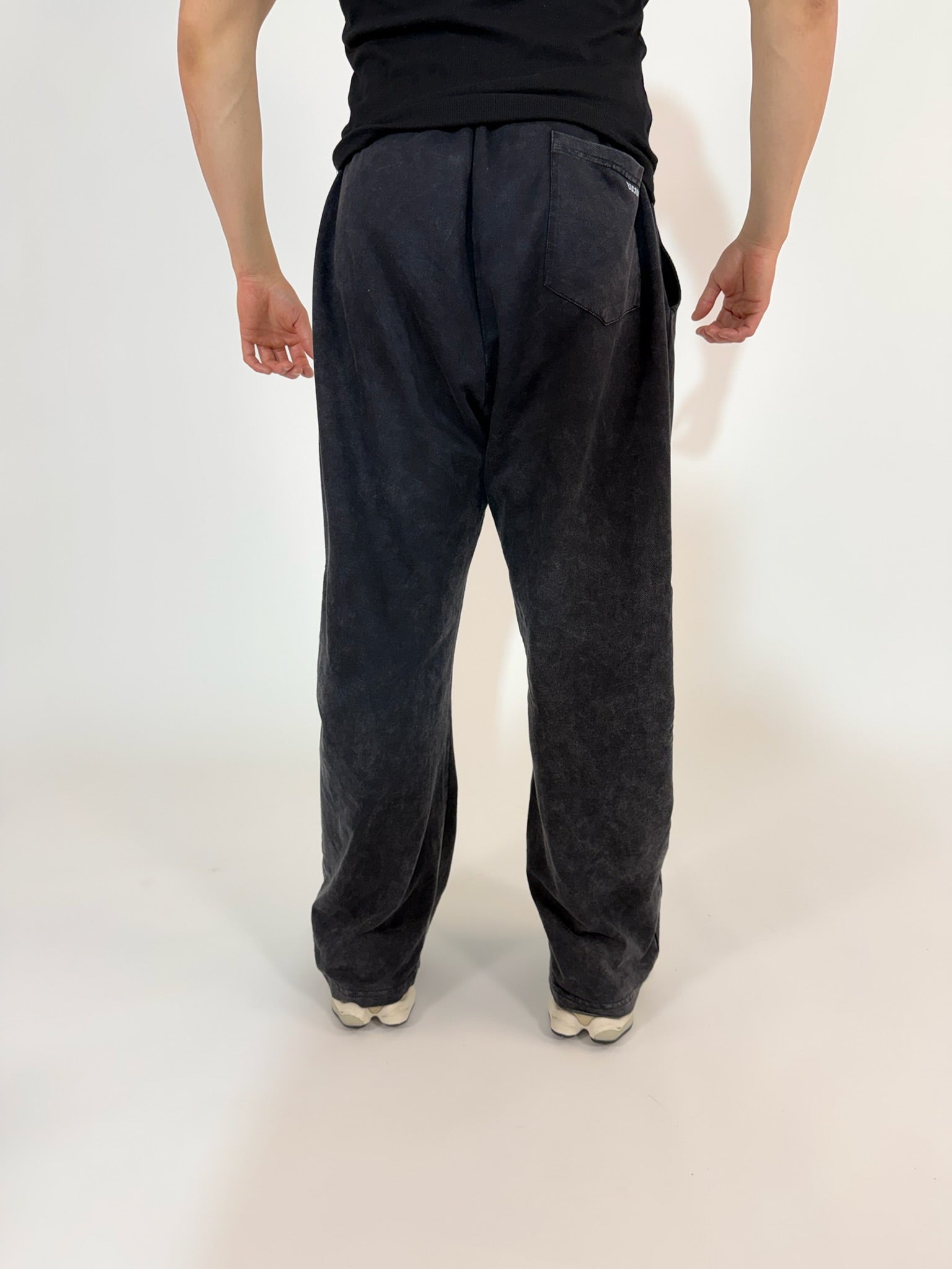 Pantalón Deportivo Hombre B3COME – Negro Washed