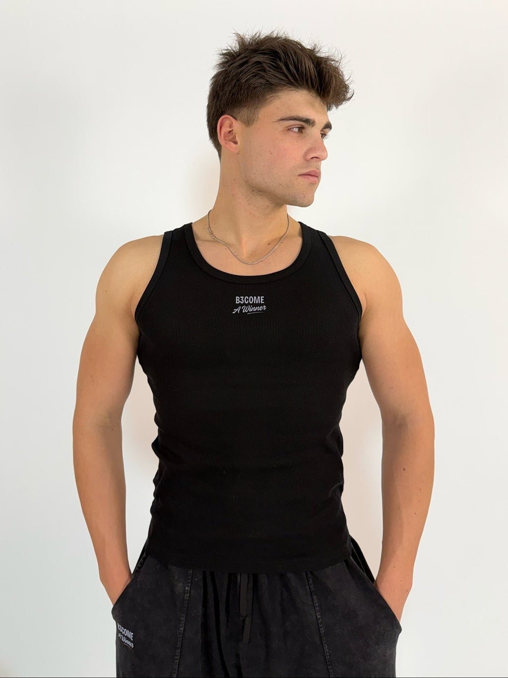 Camiseta de Tirantes B3COME “A Winner” – Negro