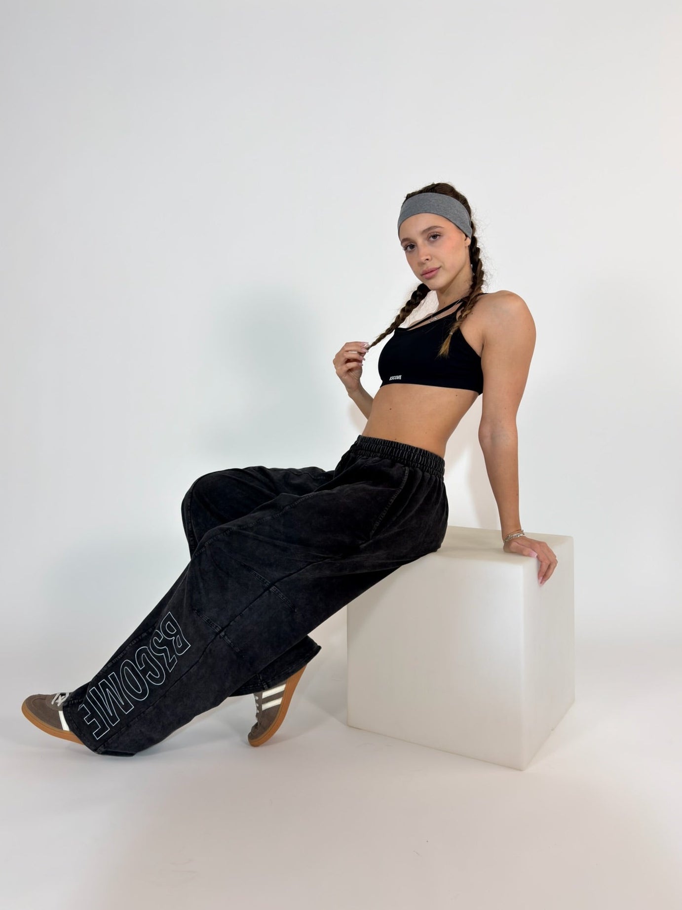 Pantalón Deportivo WOMAN B3COME – Negro Washed