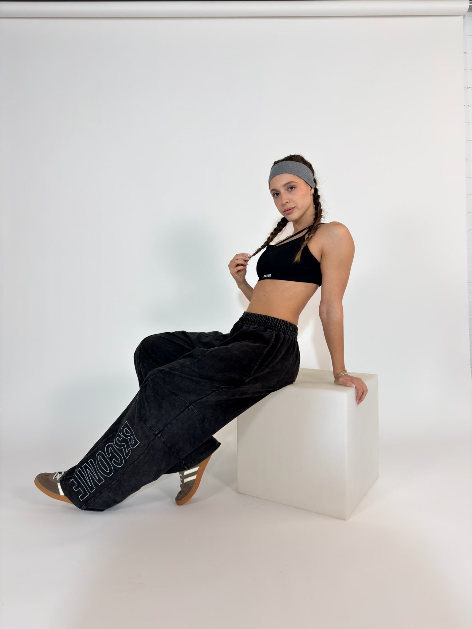 Pantalón Deportivo WOMAN B3COME – Negro Washed